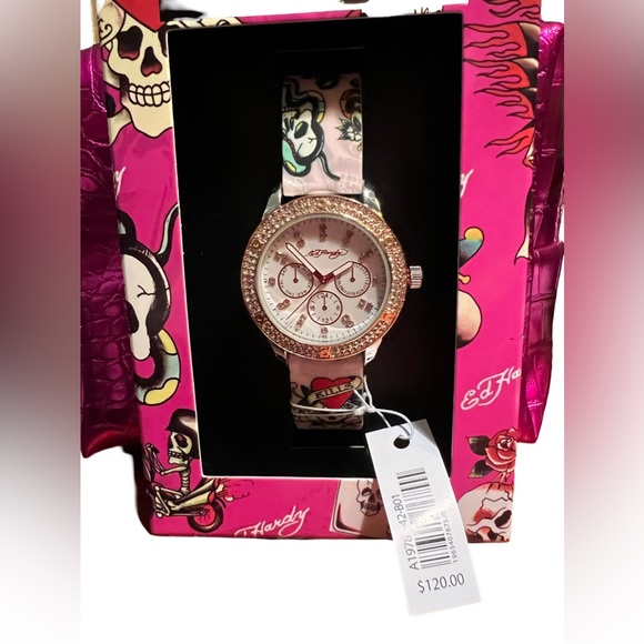Ed Hardy Kills NWT Pink Silicone Skull Band Gold Tone Rhinestone Adorned Watch - Picture 4 of 7